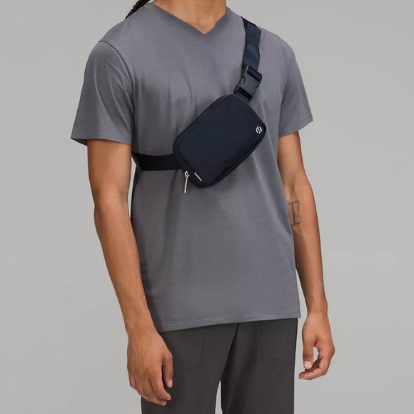 Lululemon Everywhere Belt Bag Navy - Picture 4 of 8